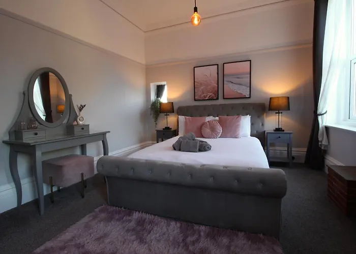 The Retreat - Large Luxury Apartment, Two Mins From Beach